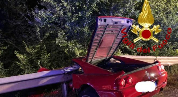 Pisa, incidente in Ferrari: uomo finisce fuori strada e muore sul colpo