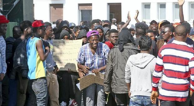 Protesta dei migranti contro la burocrazia