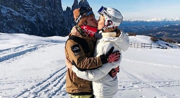 Chiara Ferragni, il bacio romantico con Fedez sulla neve. Il commento di Caterina Balivo spiazza tutti