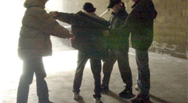Sedicenne massacrato di botte dai bulli al Luna Park per pochi euro