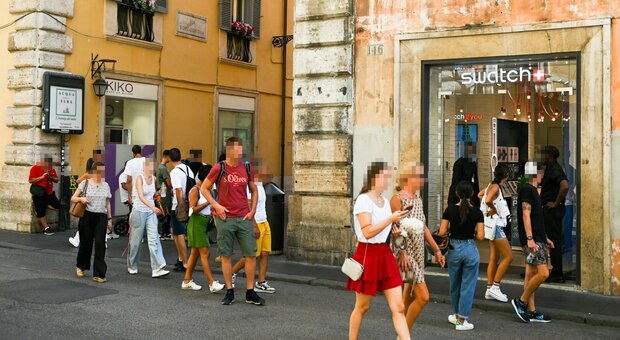 Racket degli Swatch a Roma, il responsabile del negozio: «Tutto in strada sotto i nostri occhi, ma nessuno interviene»