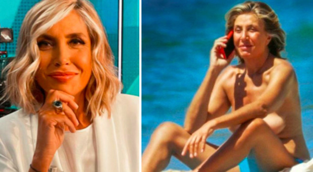 Myrta Merlino, il primo sole della stagione: in topless al telefono in riva al mare