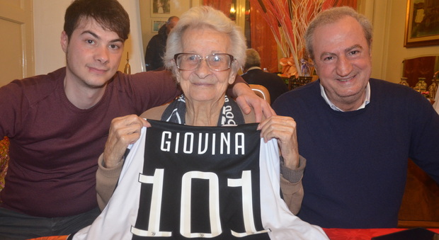 Frosinone, Giovina la tifosa più longeva: compie 101 anni e la Juventus le regala una maglia speciale