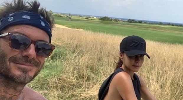 David e Victoria Beckham in bici alla scoperta della Puglia: la vacanza è in famiglia