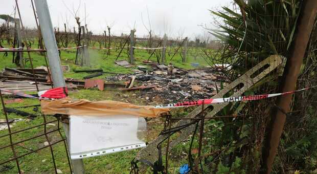 La baracca distrutta dal fuoco nelle campagne aversane (foto Frattari)