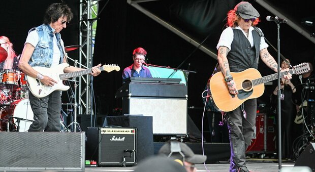 Jeff Beck (sulla sinistra) sul palco assieme all'amico attore Johnny Depp