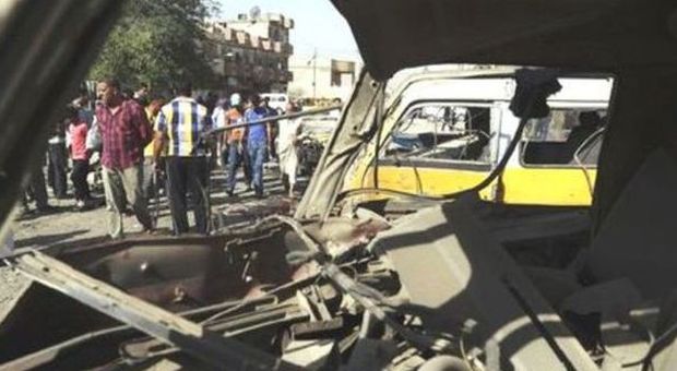 Baghdad, bombe contro pellegrini sciiti: almeno 23 morti