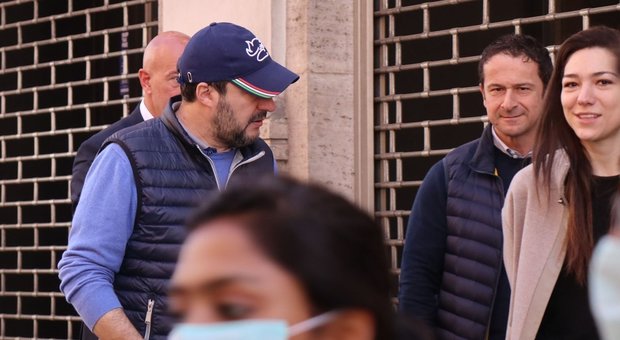 Matteo Salvini e Francesca Verdini, passeggiata nel centro di Roma senza mascherina: «Andavo a fare la spesa»