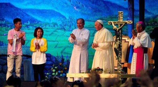 Il Papa incontra i giovani asiatici in Corea del Sud: "Scusate se il mio inglese è povero"