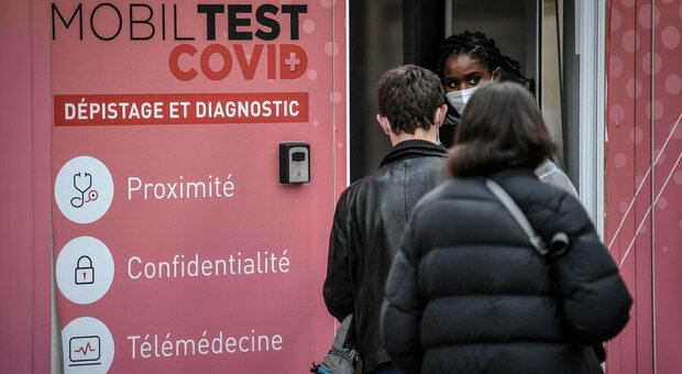 Omicron, record di contagi in Francia: oltre 100mila casi. «Raddoppiati in tre settimane»