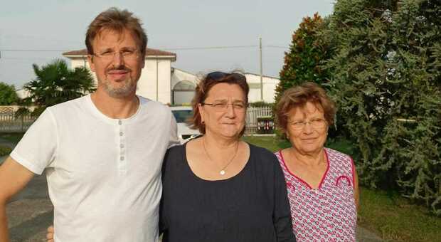 Stefano Tinti con la mamma e il sindaco Anna Marchesini