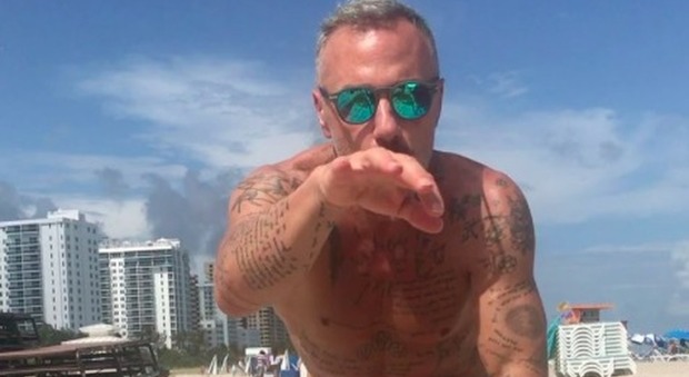 Gianluca Vacchi «balla da solo» sulla spiaggia di Miami Beach