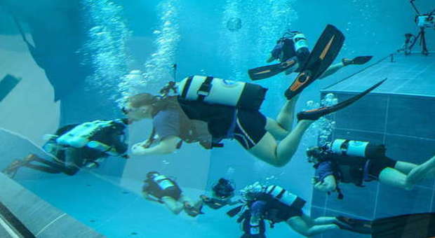 Tutti pazzi per la piscina alle Terme più profonda del mondo: 40 metri