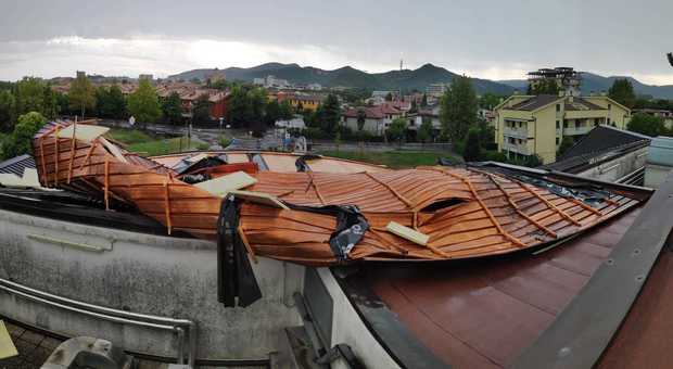 Vento fortissimo: scoperchiato il tetto del palazzetto dello sport di Montegrotto