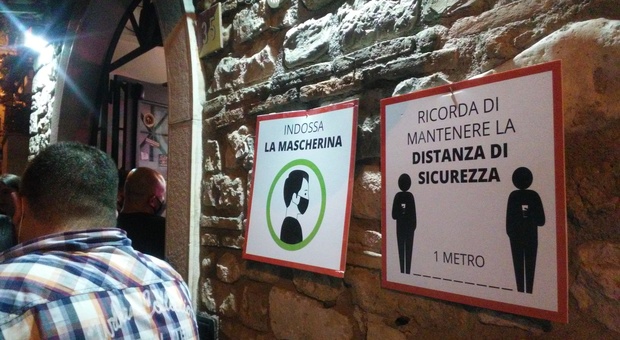 Movida a Benevento, cartelli per invitare a rispettare le norme anti-contagio