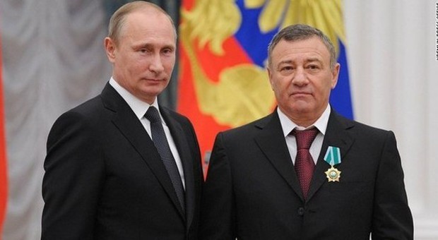 Mosca, contromossa di Putin per “salvare” l’amico oligarca