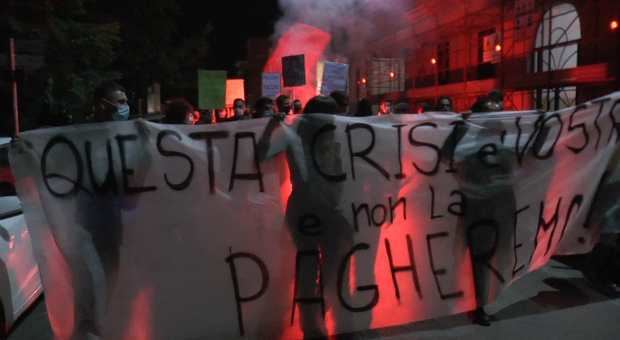 Lockdown, a Napoli manifestazione anche per le strade di Bagnoli: «Tutelare i lavoratori»