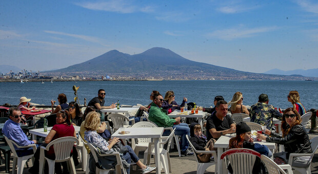 Napoli in zona bianca, cosa cambia: niente orari, tavolate libere all'aperto