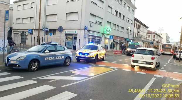 ACCOLTELLAMENTO L’intervento della Polizia e del Suem ieri pomeriggio davanti alla farmacia di via Piave