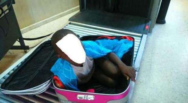 Il "bambino nella valigia" riabbraccia la madre a Ceuta: potrà vivere in Spagna