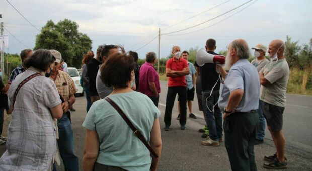 Albano, cittadini bloccano camion dei rifiuti: sindaco contestato dopo sopralluogo in discarica