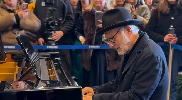 Ludovico Einaudi non ha resistito al fascino del pianoforte della stazione londinese di St Pancras