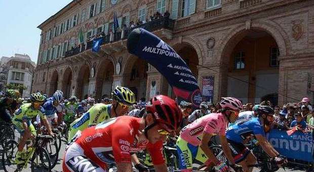 Civitanova, una folla in città per la tappa del Giro d'Italia