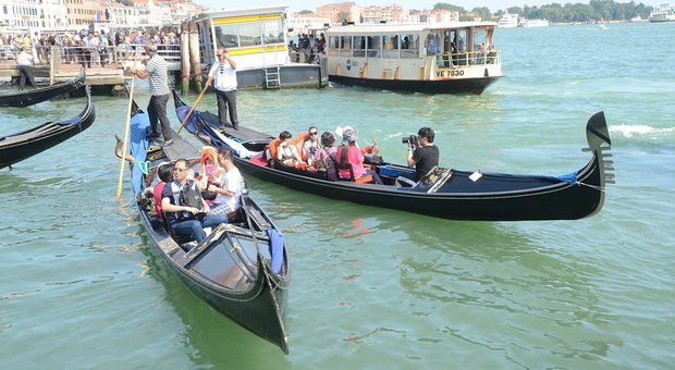 Il Covid annienta i gondolieri di Venezia: «Da più di un anno vivono con reddito pari a zero» (foto archivio)