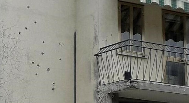 Terrore nella notte: casa crivellata da 27 colpi di fucile, attentatore mascherato fugge in auto
