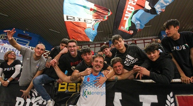 Capitan Del Testa insieme agli ultras (foto Alessio De Marco)