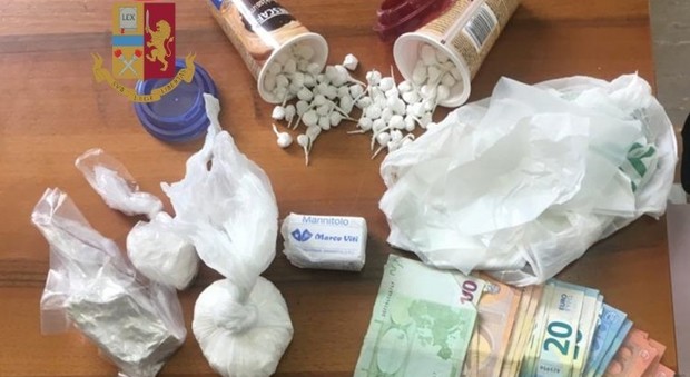 Napoli, pony express della droga arrestato: «palline» di cocaina a domicilio