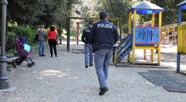 Albano, tenta di rapire una bambina al parco per violentarla: 40enne bloccato dai passanti