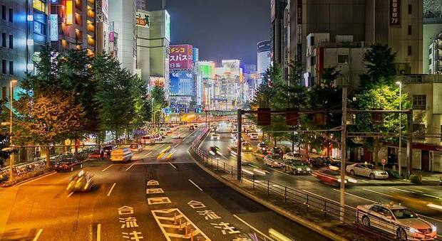 Traffico notturno a Tokyo