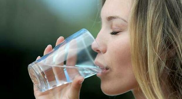 Alimentazione, importante l'attenzione a quanta acqua si beve: una corretta idratazione é positiva per la funzionalità del cuore