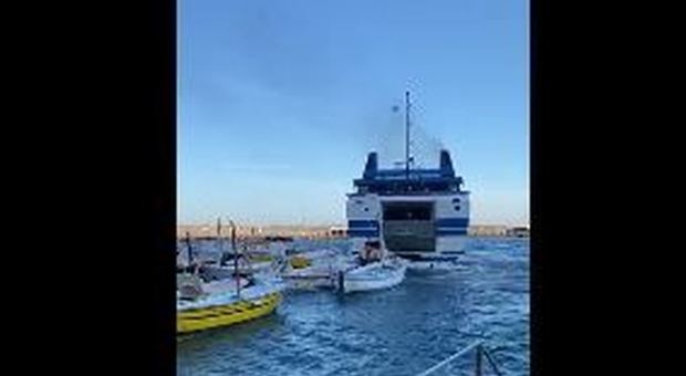 Collisione nel porto di Capri: traghetto Caremar travolge gruppo di barche ormeggiate