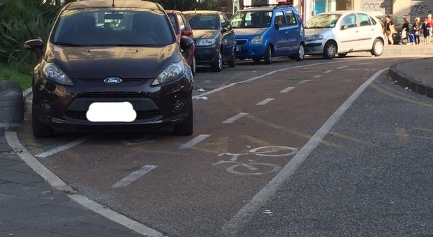 La pista ciclabile diventa parcheggio: piazza Italia nel degrado a Fuorigrotta
