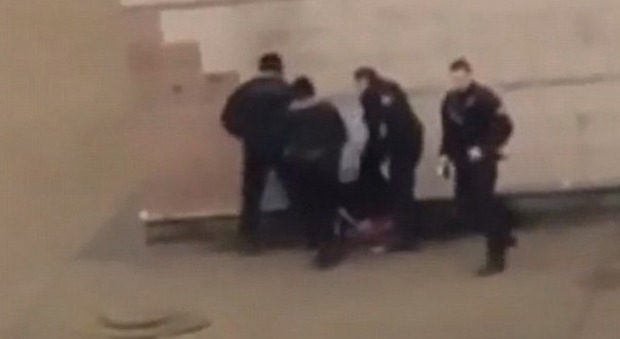 Parigi, ragazzo seviziato dalla polizia: terza notte di sommosse a Aulnay-sous-Bois