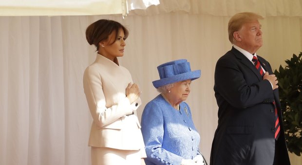 Trump e Melania dalla regina Elisabetta: stretta di mano al castello di Windsor