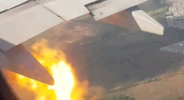 Atterraggio d’emergenza, l’aereo colpisce un uccello in volo e il motore prende fuoco