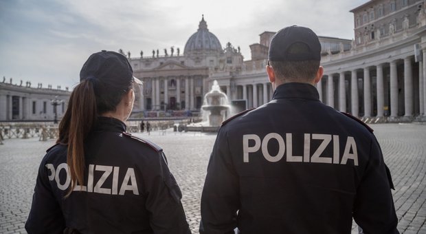 Travestito da Papa aggredisce agenti ai varchi del Vaticano