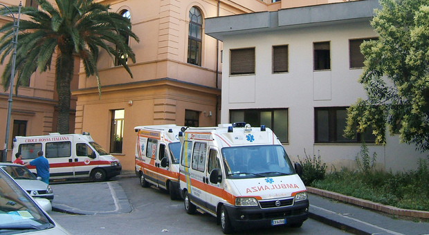 Covid a Salerno, infetti sanitari e autisti di via Vernieri: «Ora separate i servizi»