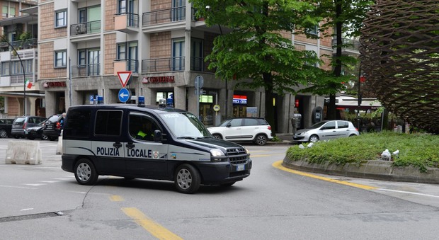 Si fingono poliziotti per rubare 50 euro: arrestati dopo un inseguimento