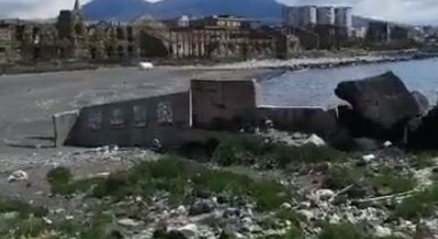 Napoli, la denuncia dei Verdi: «Una bombola abbandonata sul litorale di Vigliena»