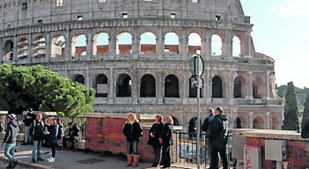 Roma, incide le proprie iniziali sul Colosseo: denunciato