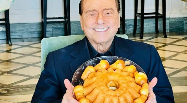 Berlusconi, pranzo con babà sul lungomare