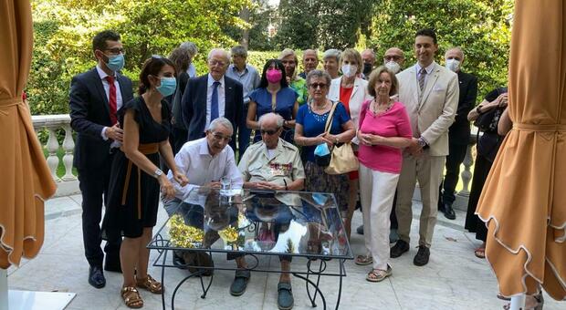 Harry Shindler con amici e famigliari nel corso della cerimonia alla presenza dell'ambasciatrice Jill Morris