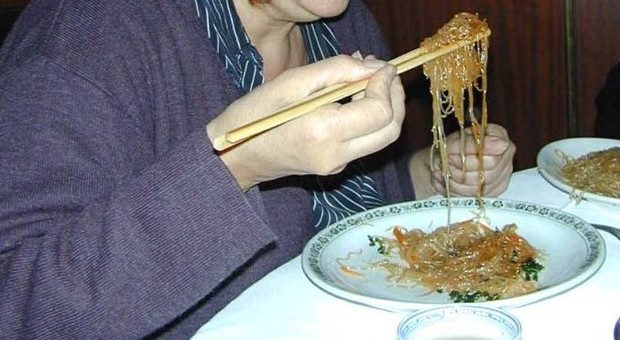 Cena al ristorante cinese poi distrugge il locale: cliente arrestato