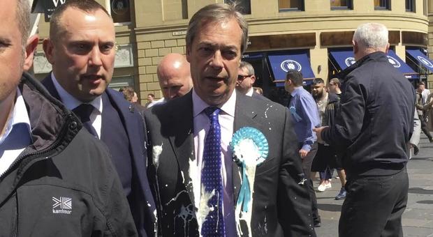 Farage in testa ai sondaggi, ed è “guerra del frappé”: bevande lanciate contro gli euroscettici