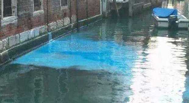 Follia a Venezia: sversano in acqua vernice colorata