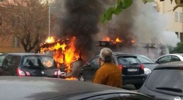 Autobus dell'Atac in fiamme: paura per venti passeggeri, distrutte altre auto